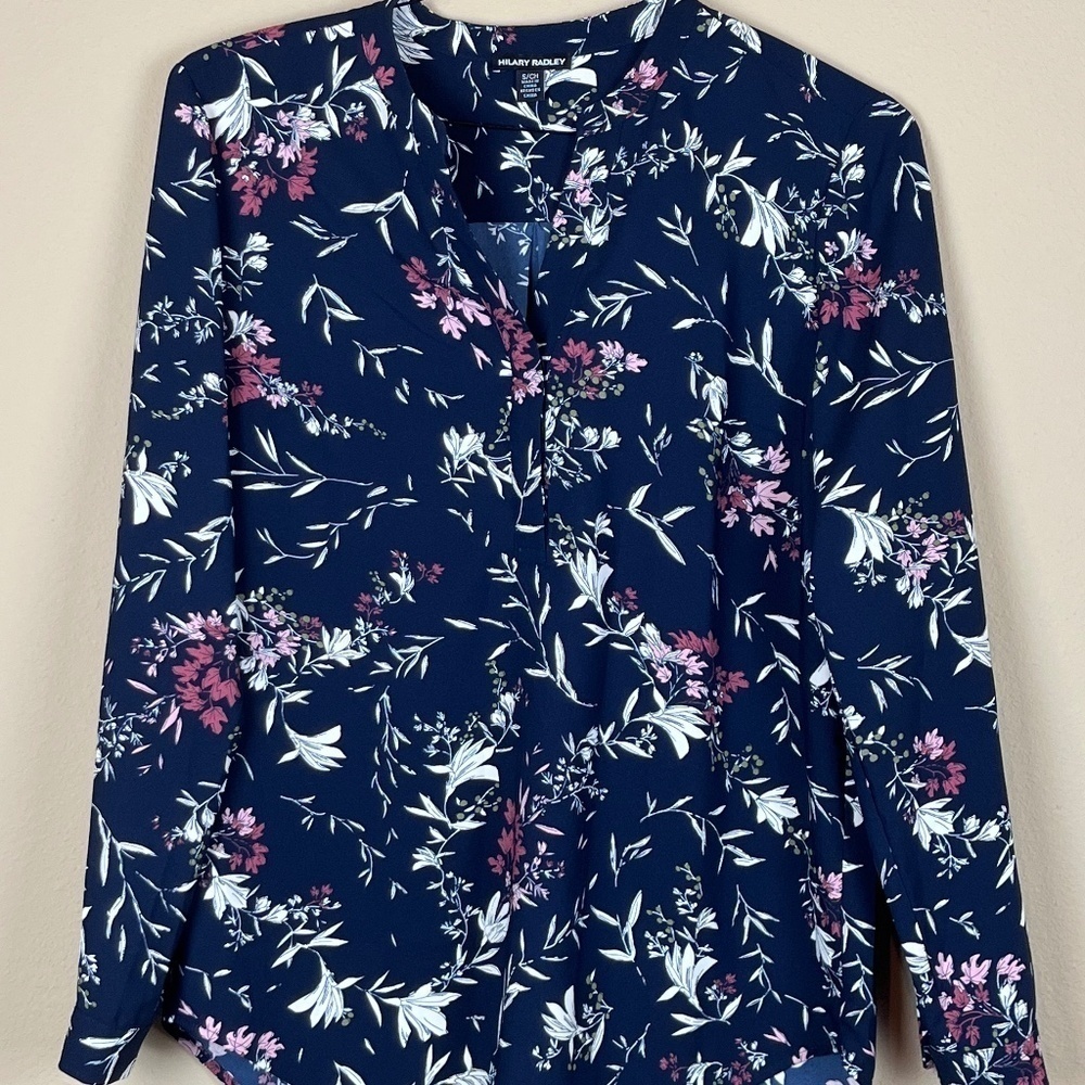 Hilary Radley V Neck Long Sleeve Navy Floral Blouse; Size S; Euc